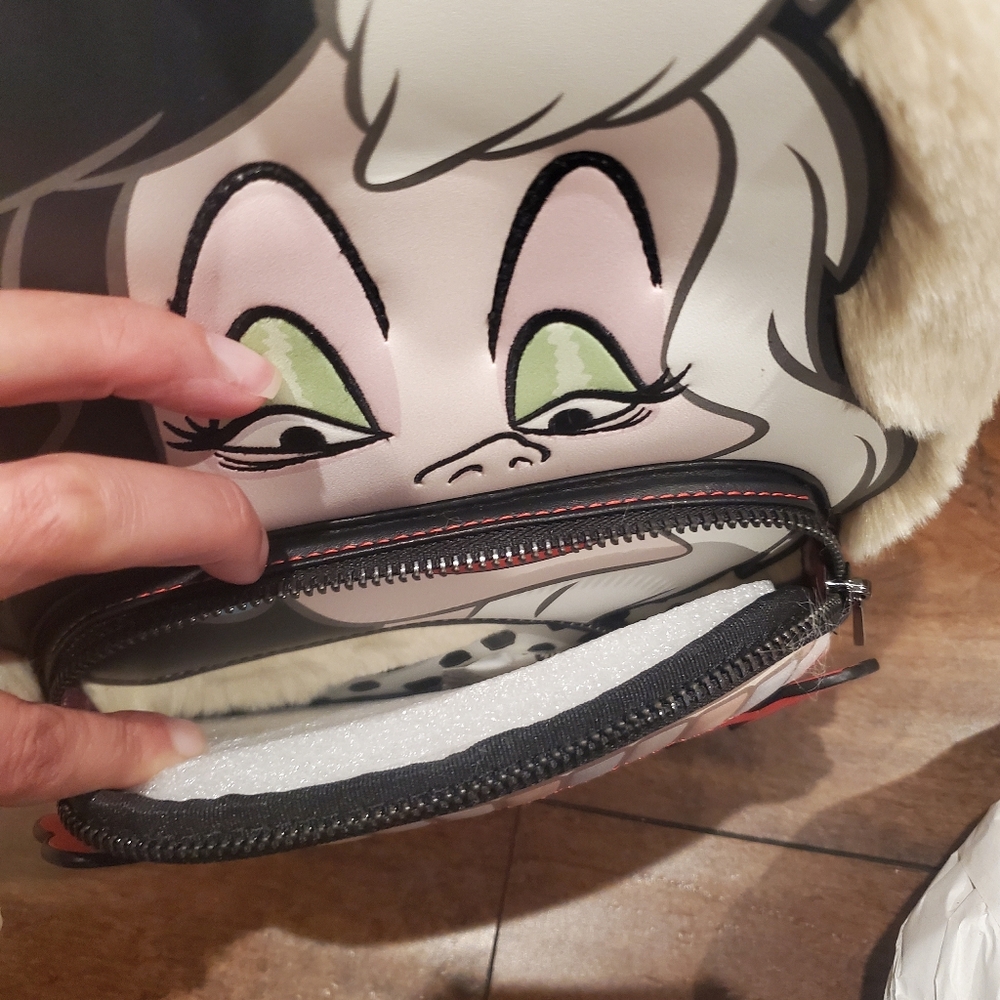 Loungefly NWT Cruella De Vil 101 Dalmatians Scene - Picture 8 of 15